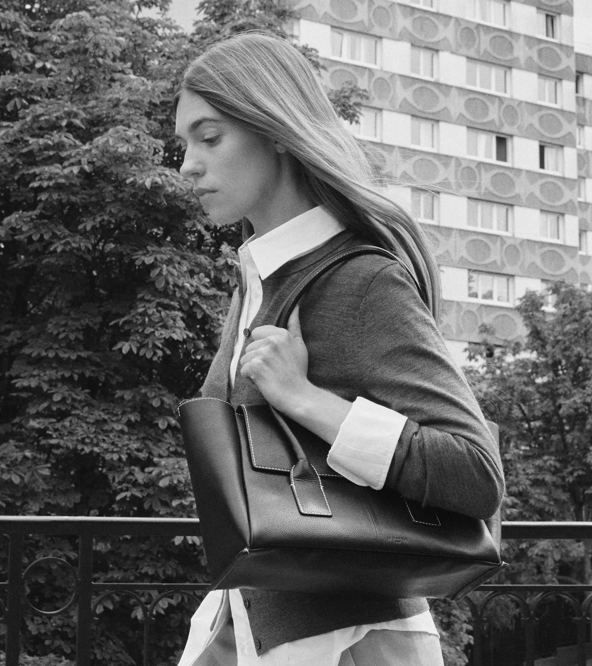 Bolso tote mediano Elena en cuero granulado con solapa