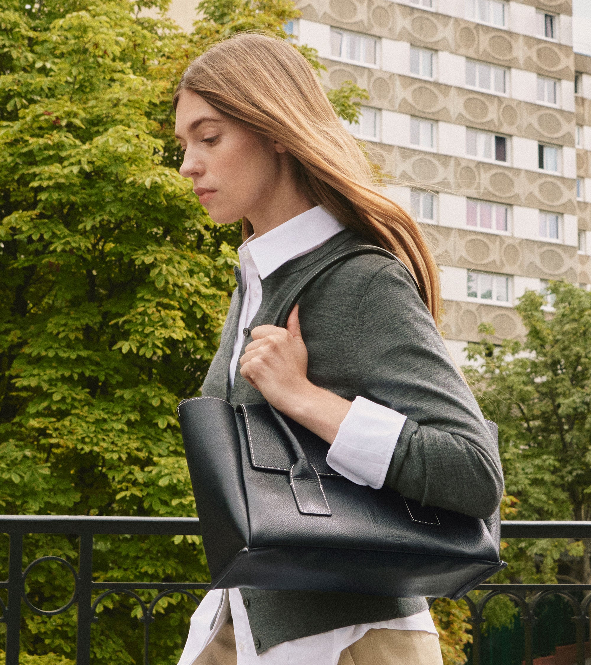 Bolso tote mediano Elena en cuero granulado con solapa