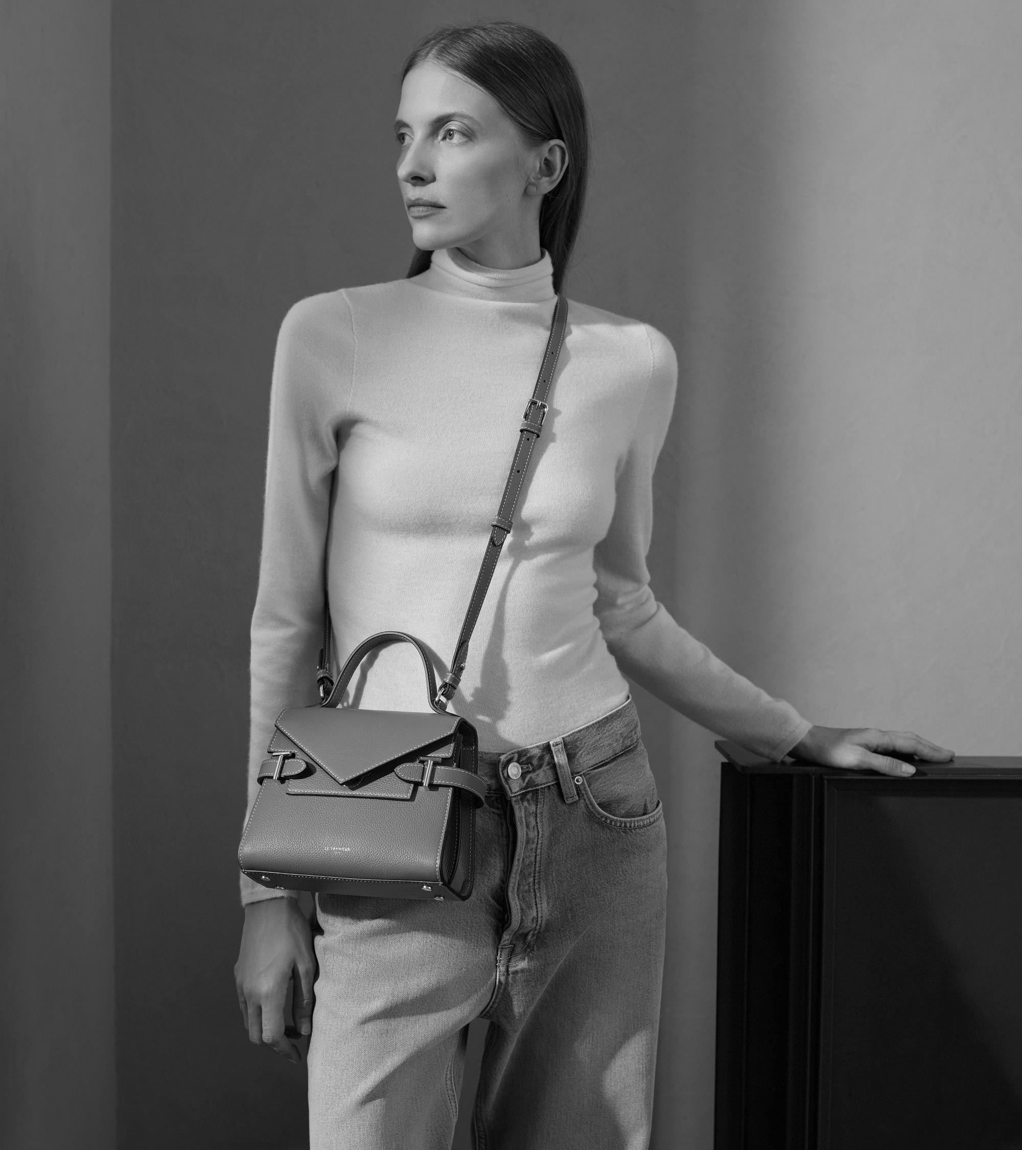 Kleine Handtasche Emilie aus genarbtem Leder mit Doppelklappe