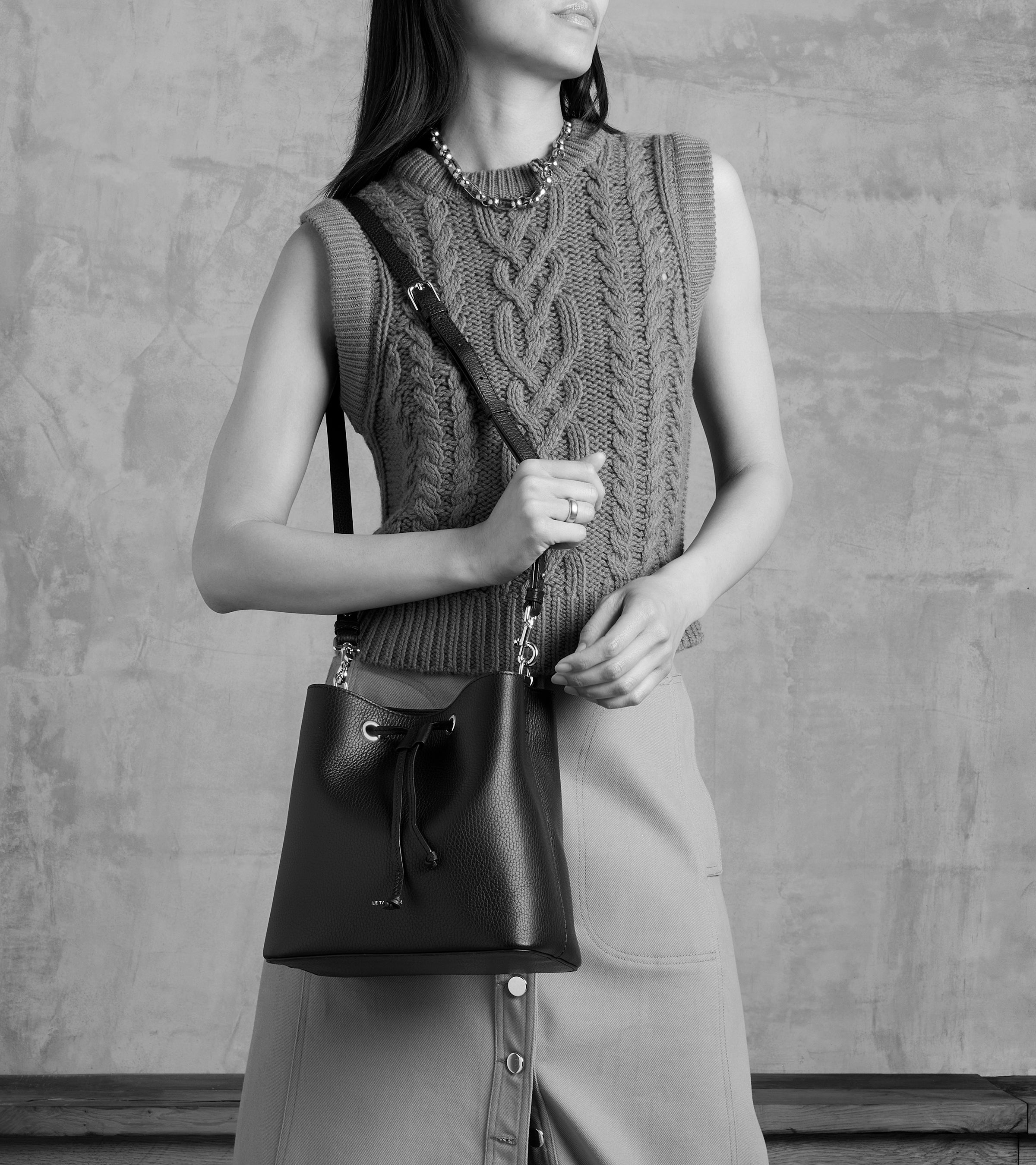 Bucket Bag Louise aus genarbtem Leder