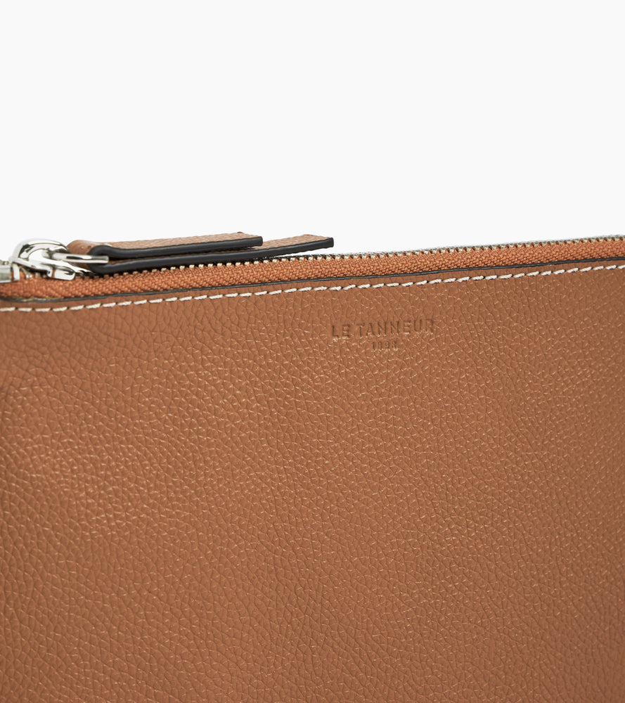 Clutch aus genarbtem Leder mit Reißverschluss und Handschlaufe