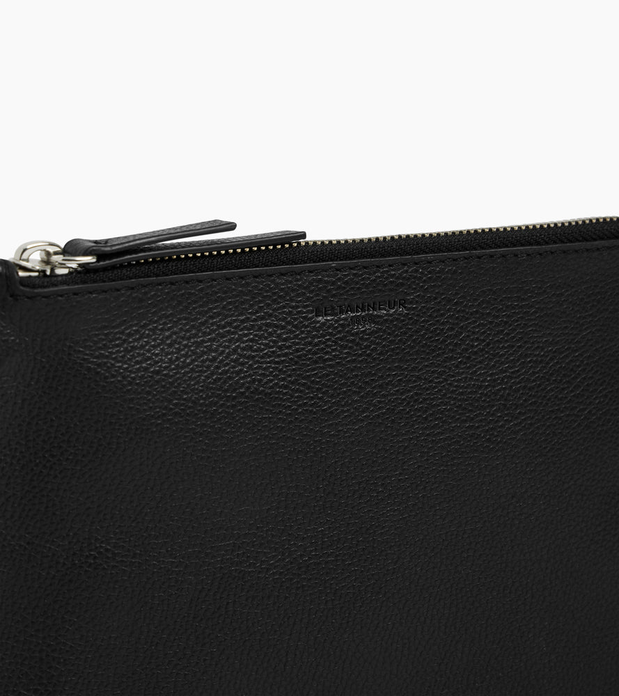 Clutch aus genarbtem Leder mit Reißverschluss und Handschlaufe