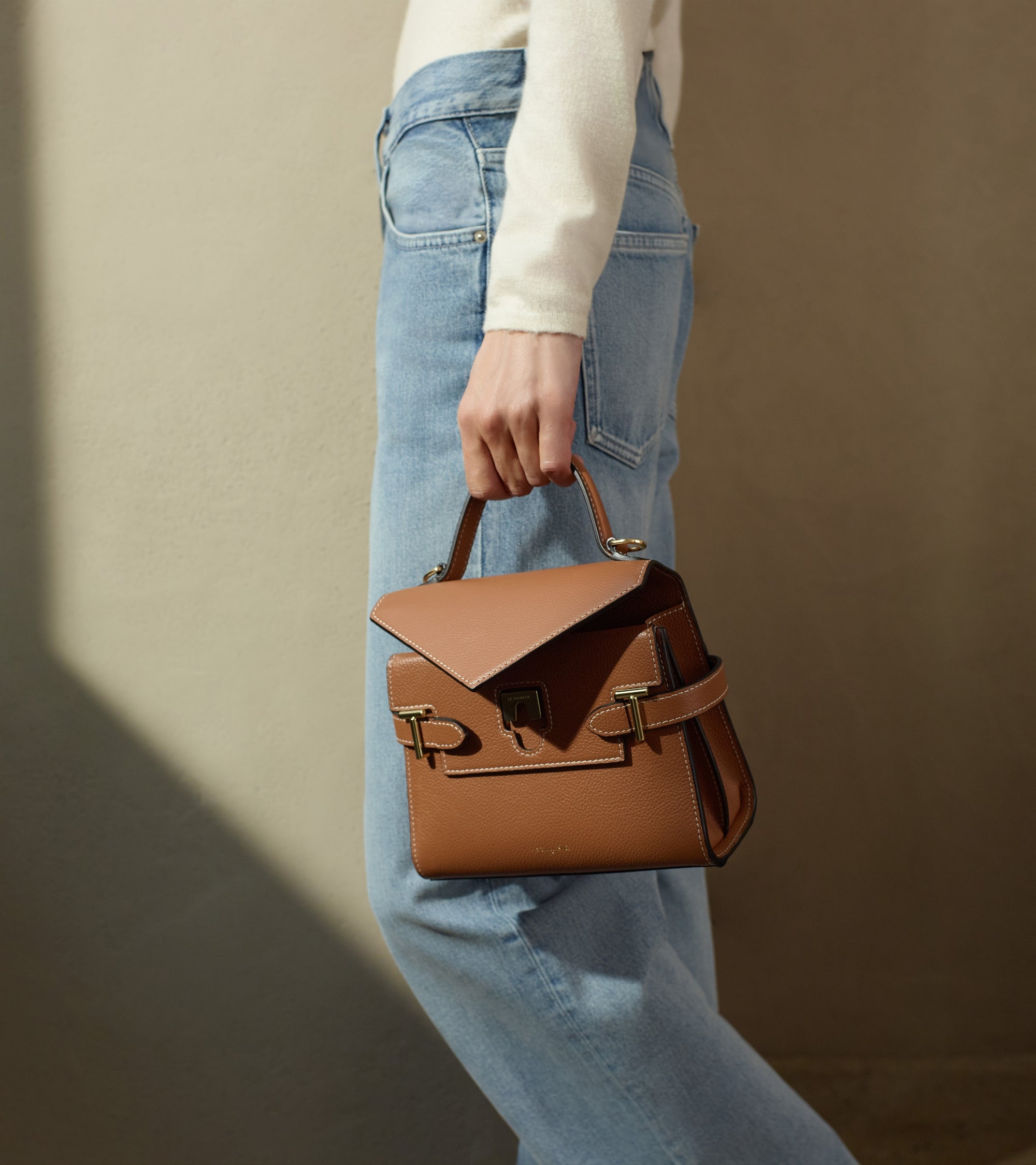 Kleine Handtasche Emilie aus genarbtem Leder mit Doppelklappe