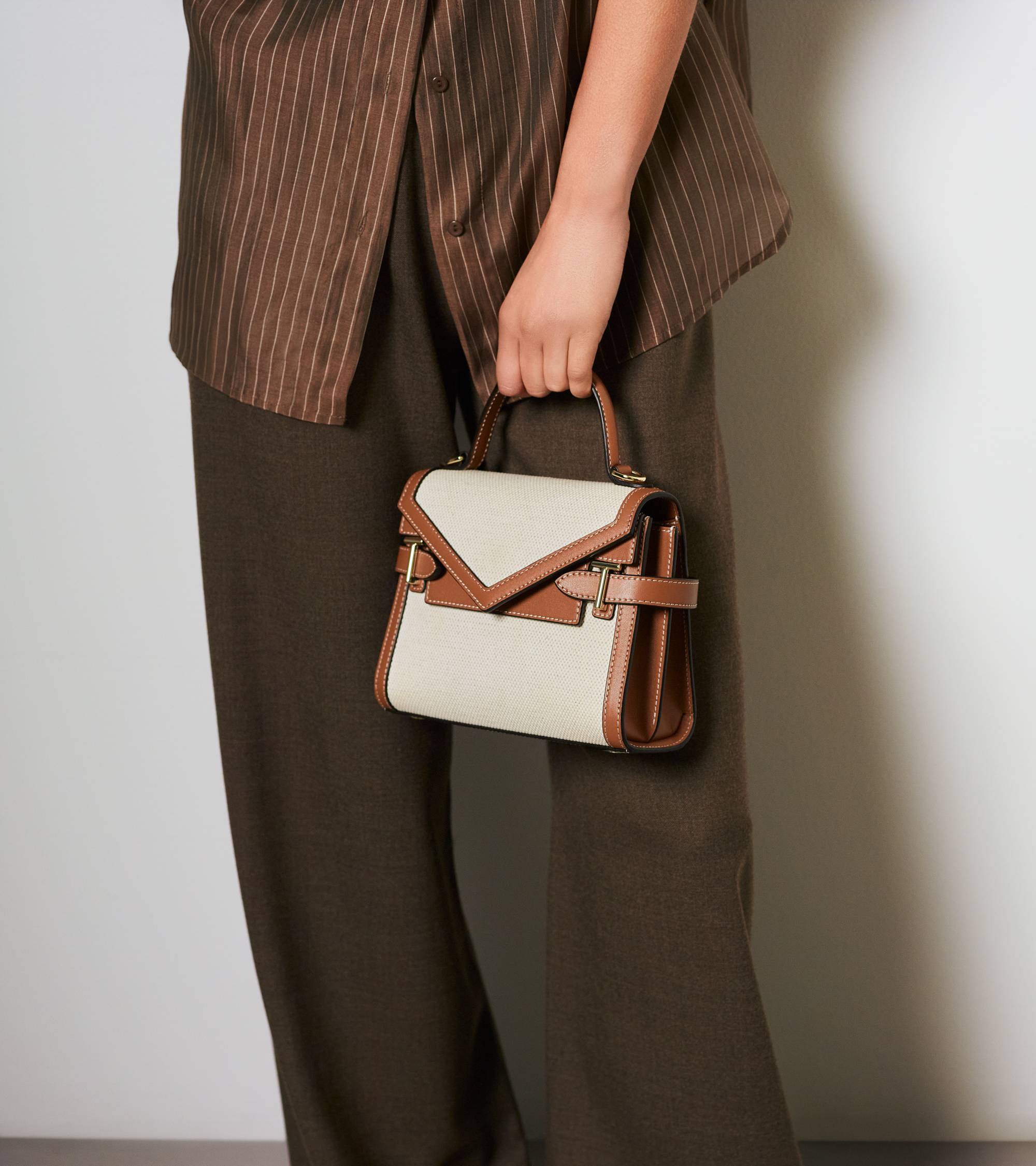 Bolso de mano pequeño Emilie con doble solapa de lona de algodón y cuero liso