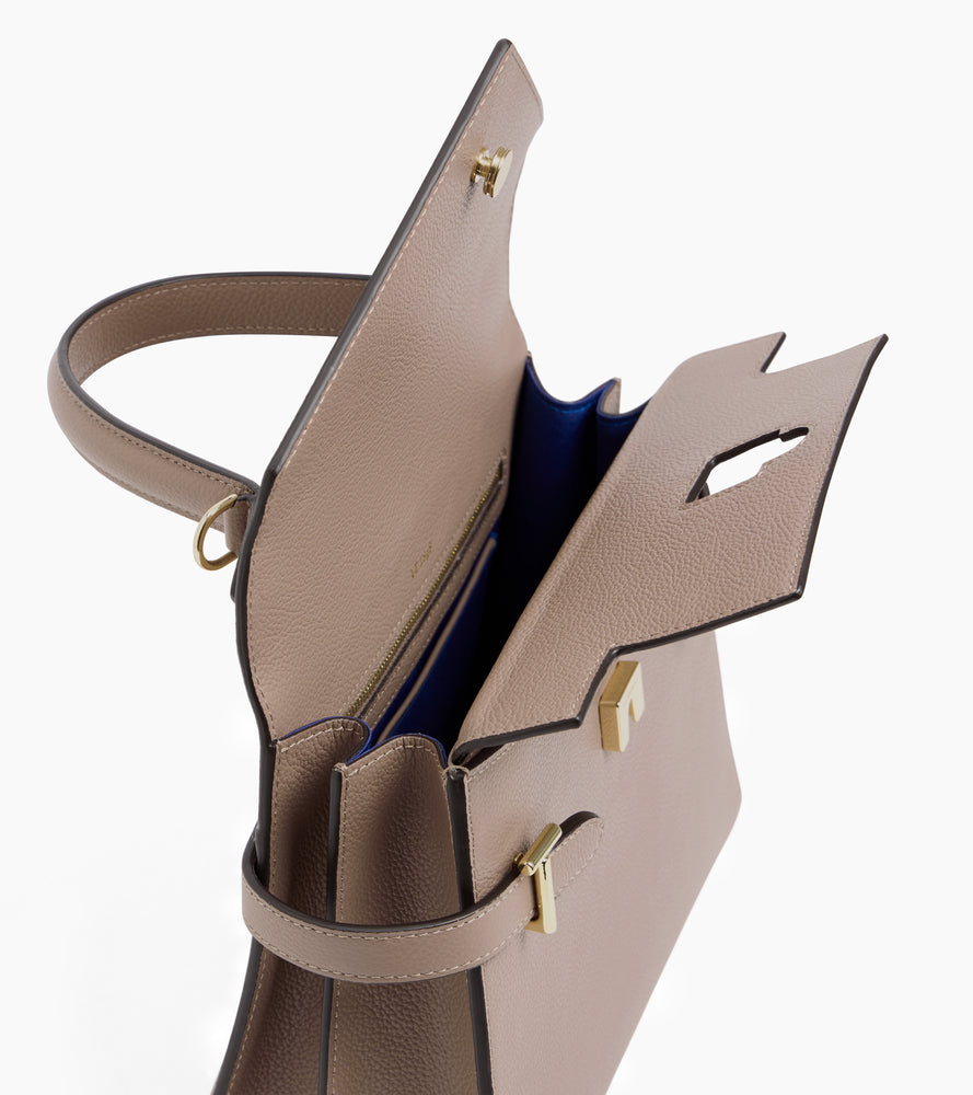 Mittelgroße Handtasche Emilie aus genarbtem Leder mit Doppelklappe