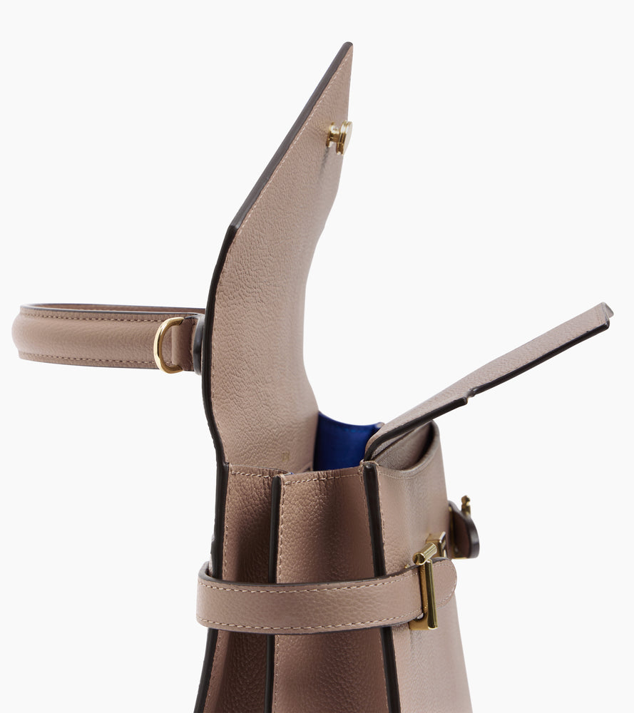 Mittelgroße Handtasche Emilie aus genarbtem Leder mit Doppelklappe