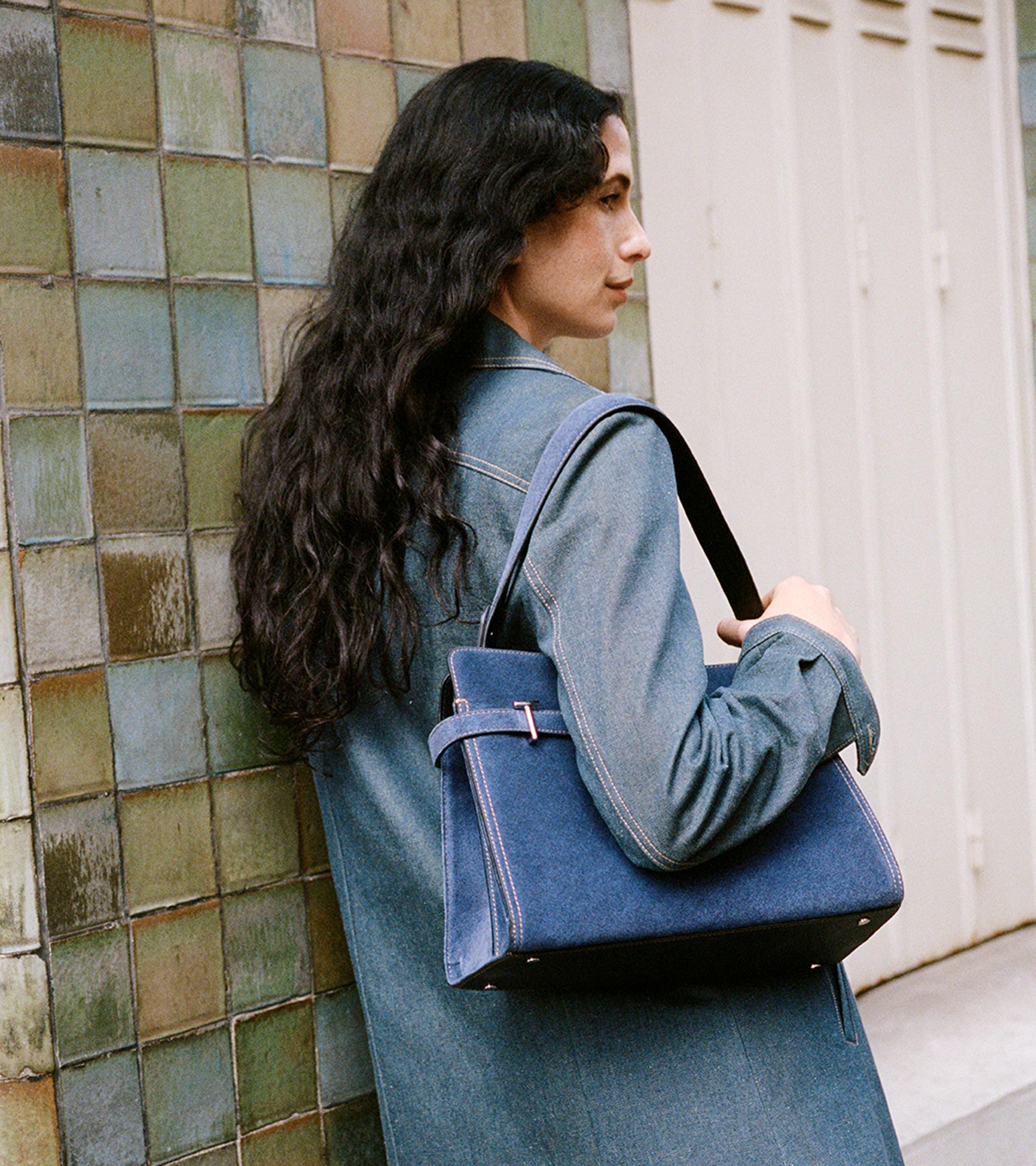 Schultertasche großes Modell Emie aus Wildleder mit Denim-Effekt