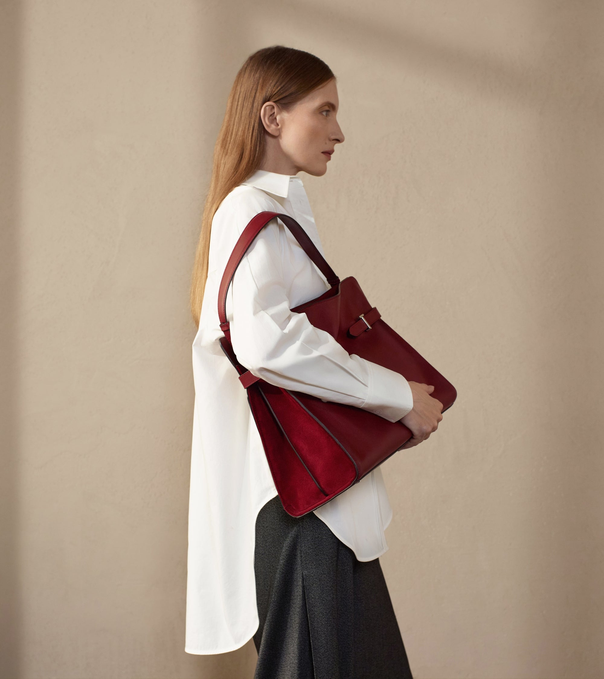 Schultertasche Maxi-Modell Emie aus glattem Leder und Nubukleder