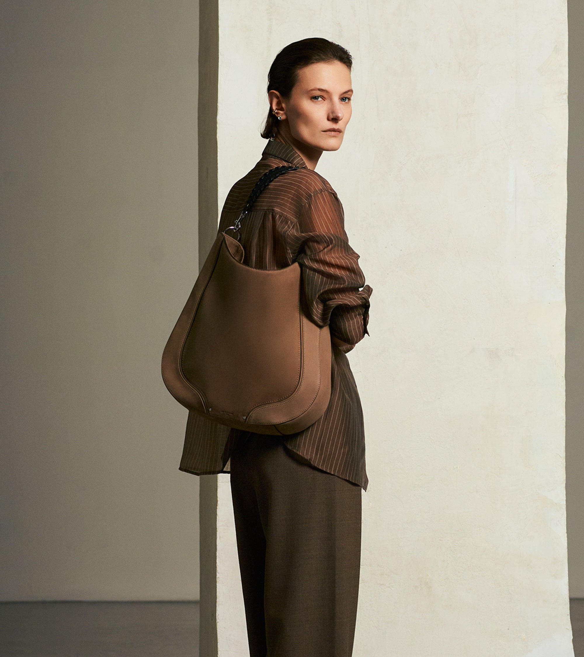 Bolso hobo mediano Ella de cuero liso y nobuk