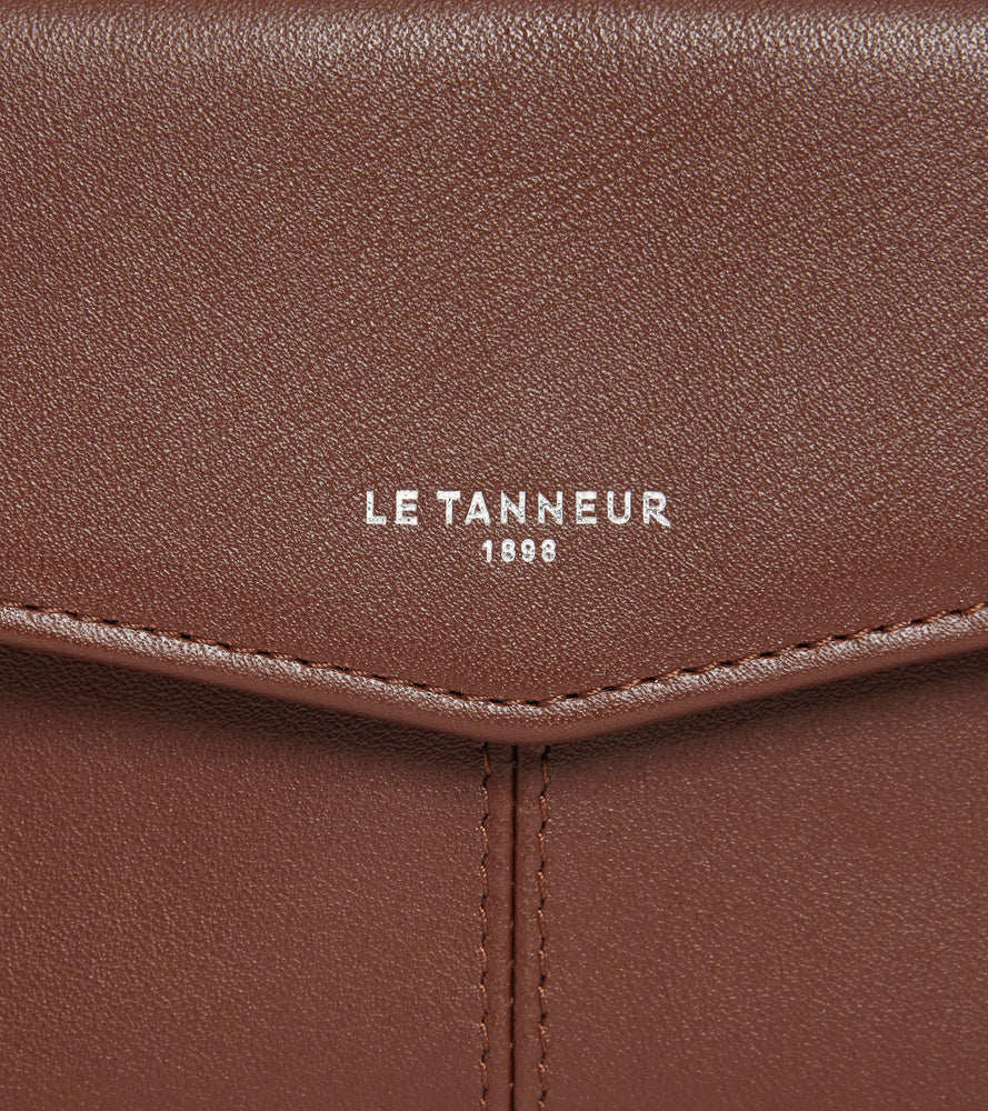Cartera sobre mediana Charlotte de cuero liso