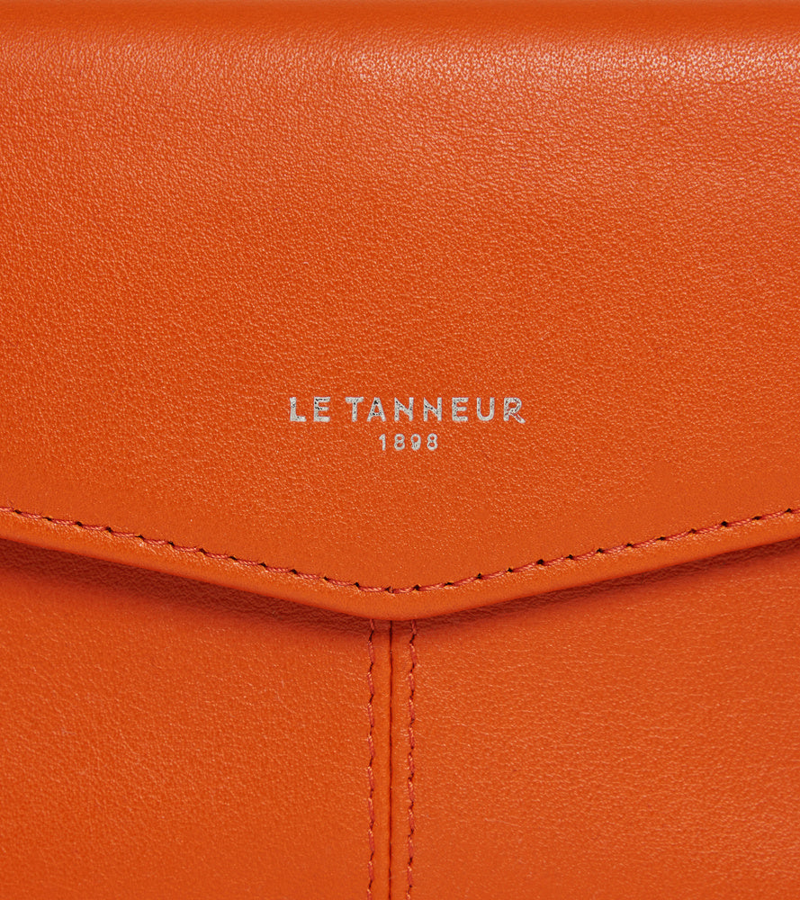 Cartera sobre mediana Charlotte de cuero liso