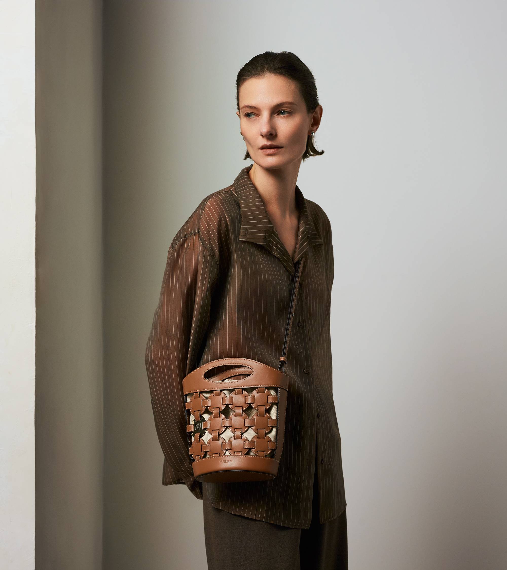 Pequeño bolso cubo Le Potier en tela de algodón y cuero liso.